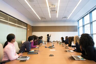 プレゼンで緊張するのは当たり前？声が震える・息苦しいときの対策と緊張しないコツ
