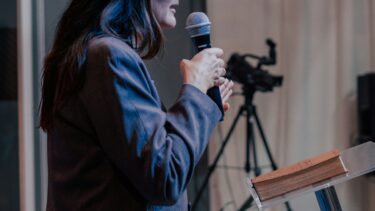 【保存版】司会の話し方を徹底解説|会場を盛り上げる進行のコツと練習方法