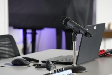 【保存版】人前で話すコツを徹底解説｜緊張せずに伝わる話し方を身につける方法